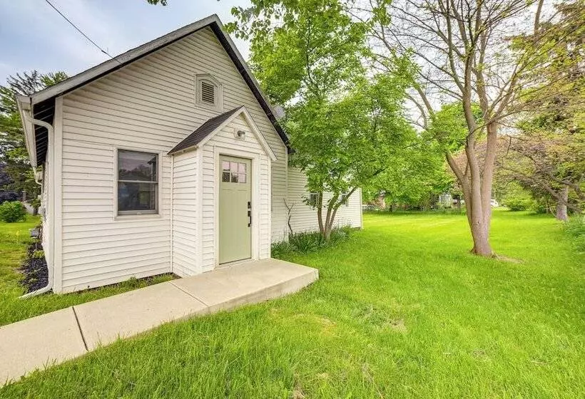 Serene South Haven Retreat W/ Deck: 1 Mi To Dtwn!