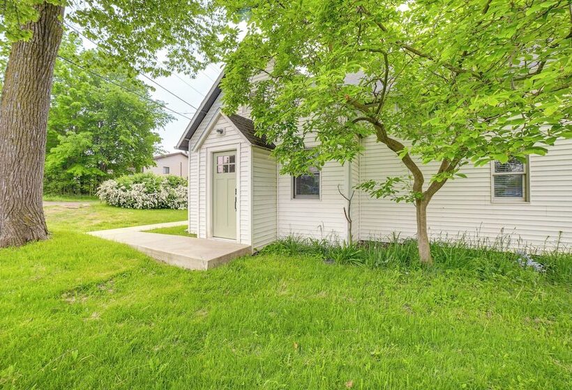 Serene South Haven Retreat W/ Deck: 1 Mi To Dtwn!