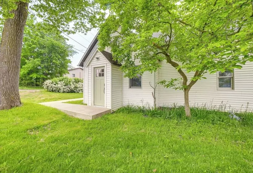 Serene South Haven Retreat W/ Deck: 1 Mi To Dtwn!