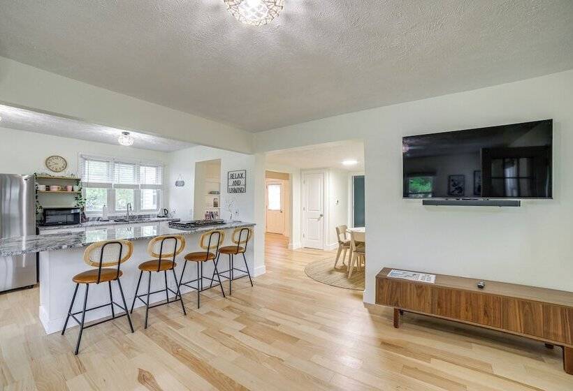 Serene South Haven Retreat W/ Deck: 1 Mi To Dtwn!