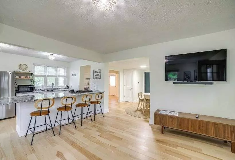 Serene South Haven Retreat W/ Deck: 1 Mi To Dtwn!