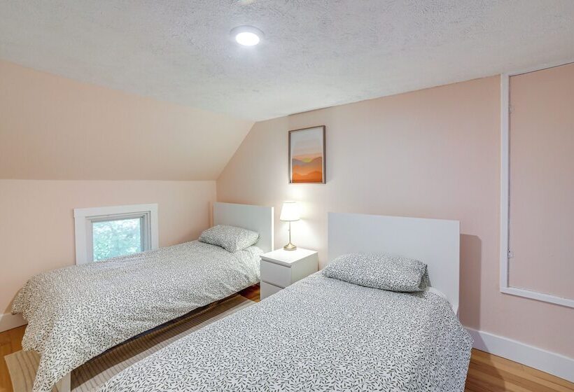 Serene South Haven Retreat W/ Deck: 1 Mi To Dtwn!