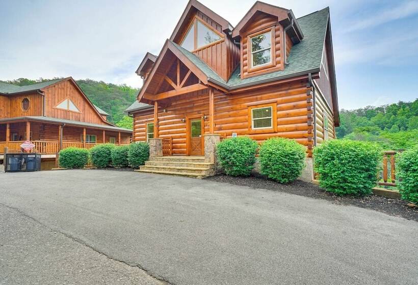 Shady Pines Cozy Mountain Retreat W/ Hot Tub!