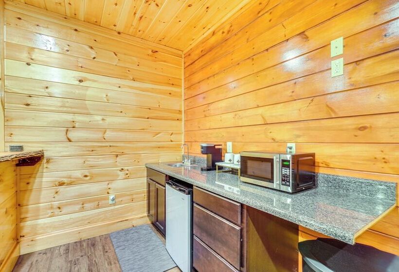 Shady Pines Cozy Mountain Retreat W/ Hot Tub!