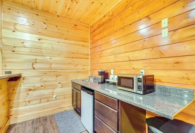 Shady Pines  Cozy Mountain Retreat W/ Hot Tub!