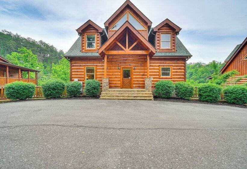 Shady Pines Cozy Mountain Retreat W/ Hot Tub!