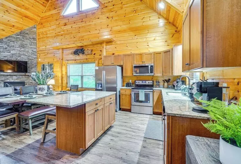 Shady Pines  Cozy Mountain Retreat W/ Hot Tub!