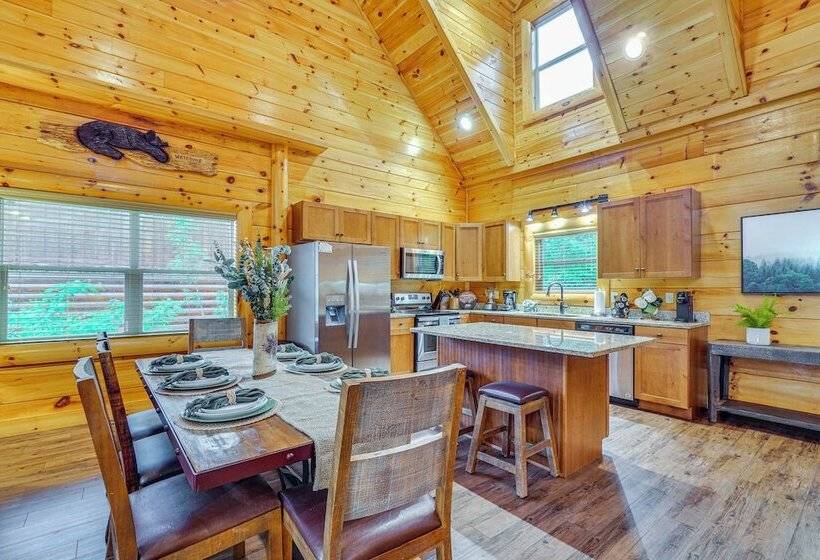 Shady Pines Cozy Mountain Retreat W/ Hot Tub!