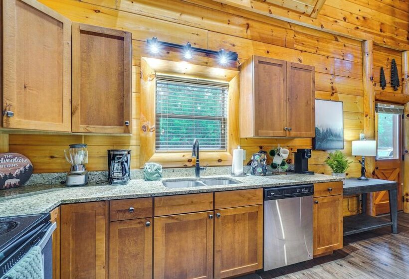 Shady Pines Cozy Mountain Retreat W/ Hot Tub!