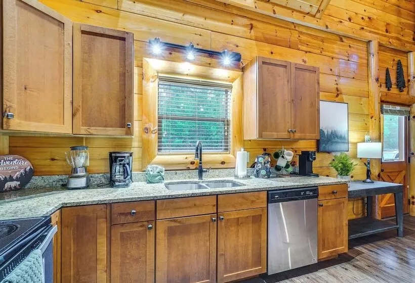 Shady Pines  Cozy Mountain Retreat W/ Hot Tub!