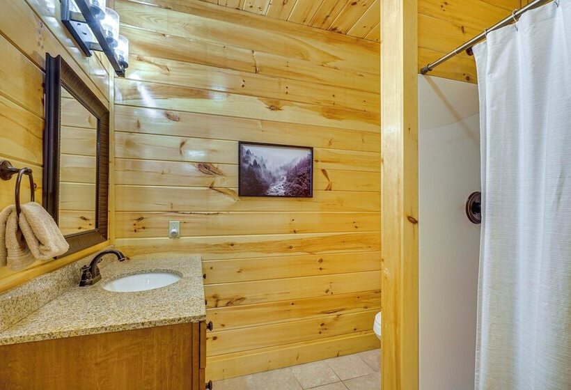 Shady Pines Cozy Mountain Retreat W/ Hot Tub!