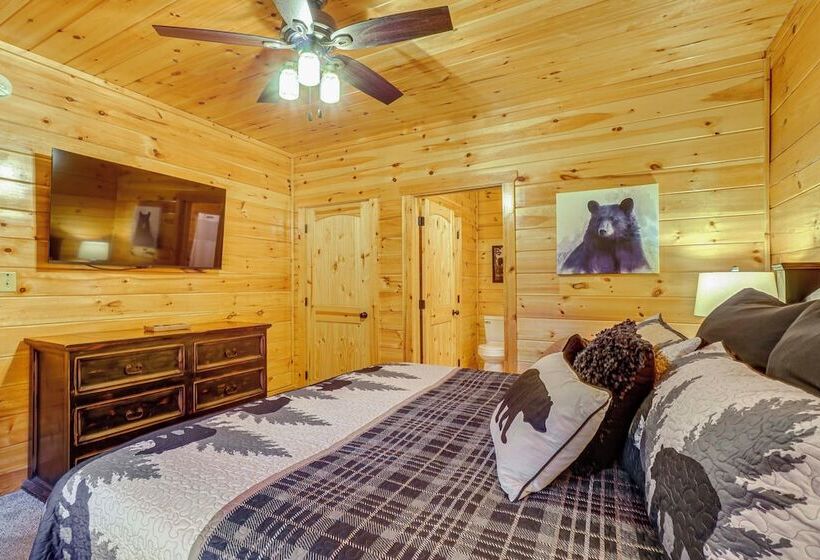 Shady Pines Cozy Mountain Retreat W/ Hot Tub!