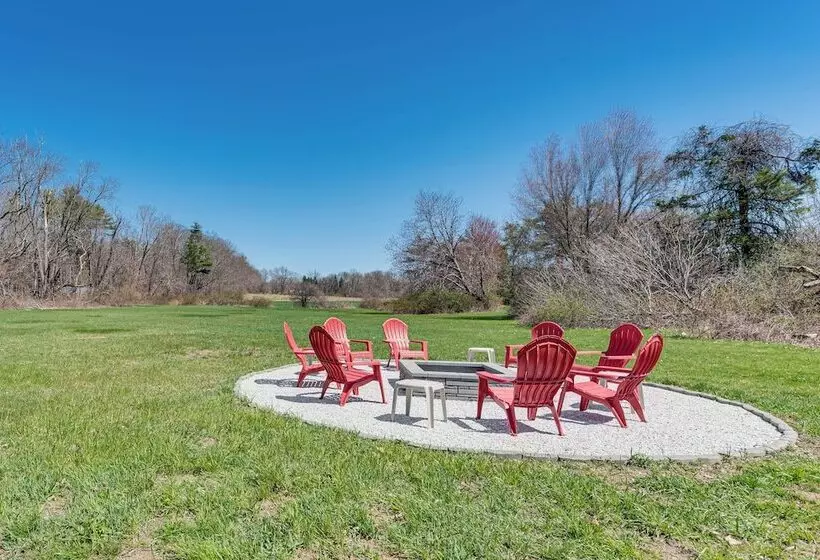 Beautiful Eliot Retreat W/ Fire Pit & Game Room!