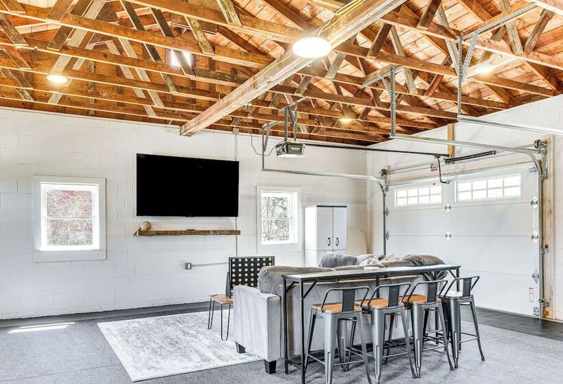 Beautiful Eliot Retreat W/ Fire Pit & Game Room!