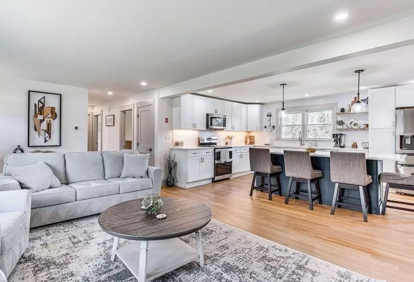 Beautiful Eliot Retreat W/ Fire Pit & Game Room!
