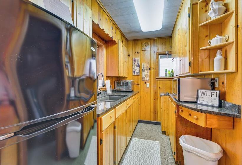 Cozy Wisconsin Cabin: Walk To Beach & Boat Ramp!