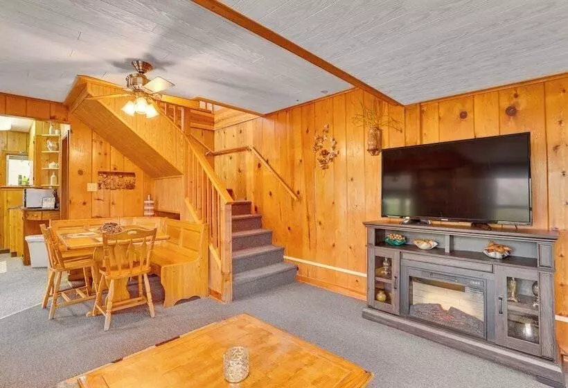 Cozy Wisconsin Cabin: Walk To Beach & Boat Ramp!