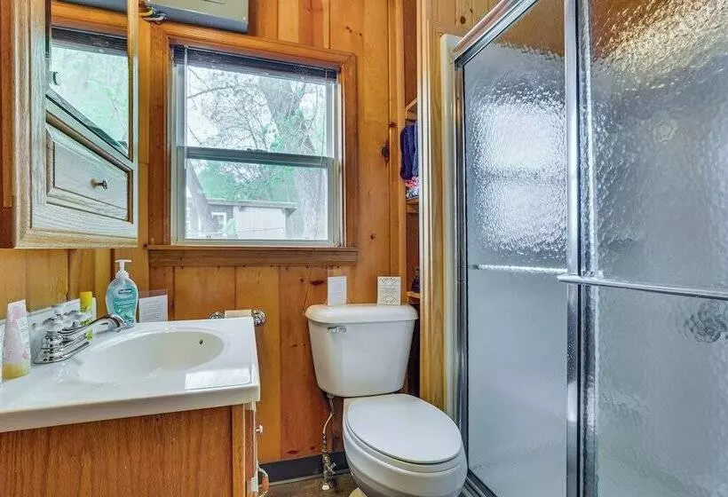 Cozy Wisconsin Cabin: Walk To Beach & Boat Ramp!