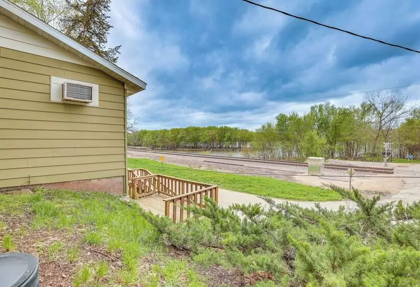 Cozy Wisconsin Cabin: Walk To Beach & Boat Ramp!