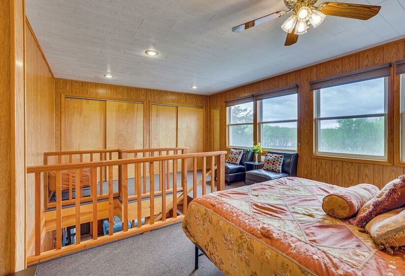 Cozy Wisconsin Cabin: Walk To Beach & Boat Ramp!