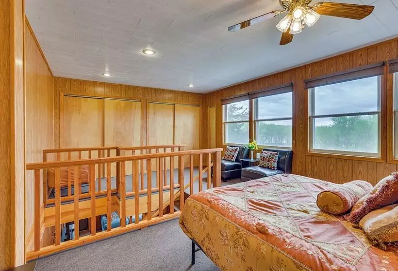 Cozy Wisconsin Cabin: Walk To Beach & Boat Ramp!