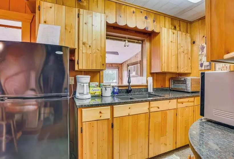 Cozy Wisconsin Cabin: Walk To Beach & Boat Ramp!