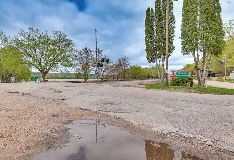Cozy Wisconsin Cabin: Walk To Beach & Boat Ramp!
