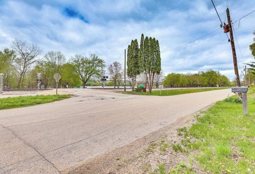 Cozy Wisconsin Cabin: Walk To Beach & Boat Ramp!