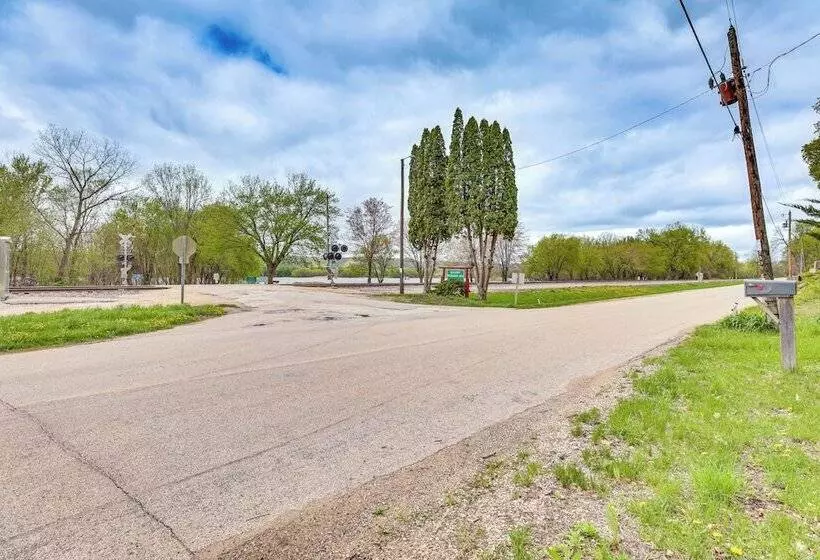 Cozy Wisconsin Cabin: Walk To Beach & Boat Ramp!
