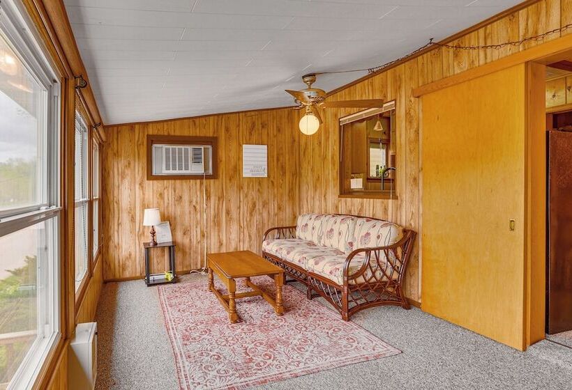 Cozy Wisconsin Cabin: Walk To Beach & Boat Ramp!