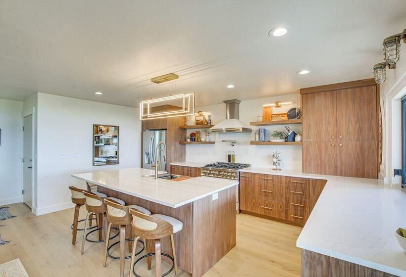 Fish Haven Gem W/ Lake View & Community Beach!