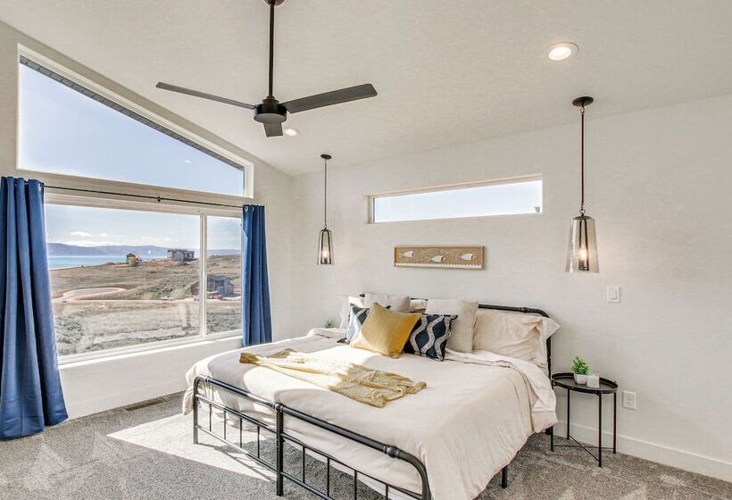 Fish Haven Gem W/ Lake View & Community Beach!