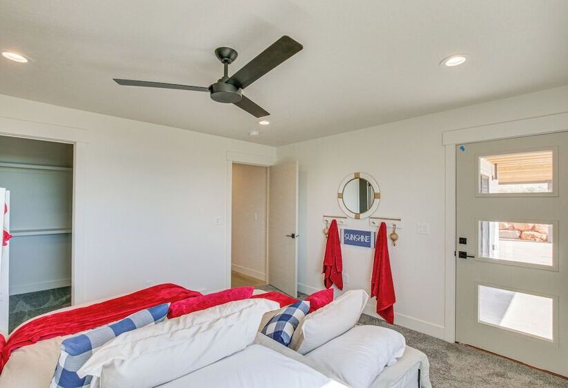 Fish Haven Gem W/ Lake View & Community Beach!