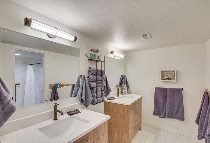 Fish Haven Gem W/ Lake View & Community Beach!