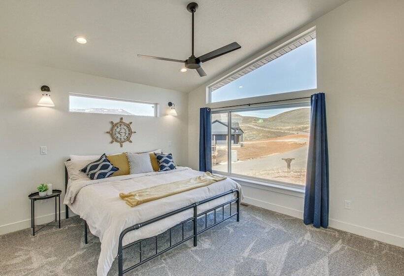 Fish Haven Gem W/ Lake View & Community Beach!