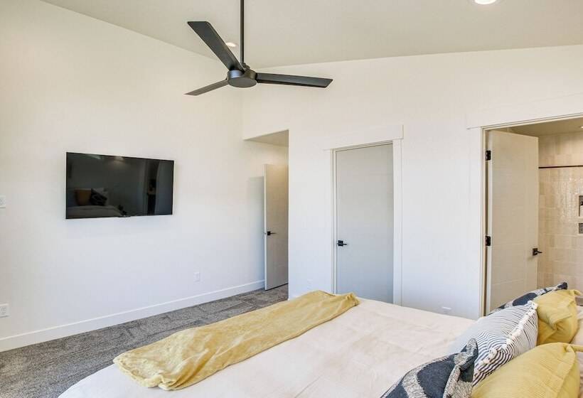 Fish Haven Gem W/ Lake View & Community Beach!