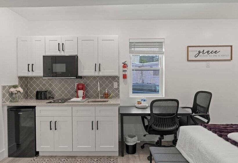 Отель New Season Royals, Airport West