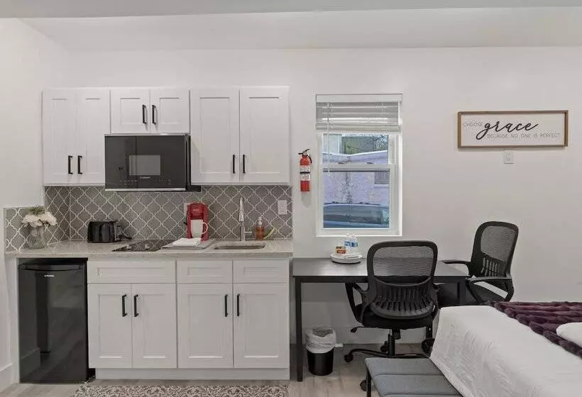 Hotelli New Season Royals, Airport West