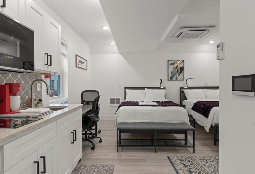 Отель New Season Royals, Airport West