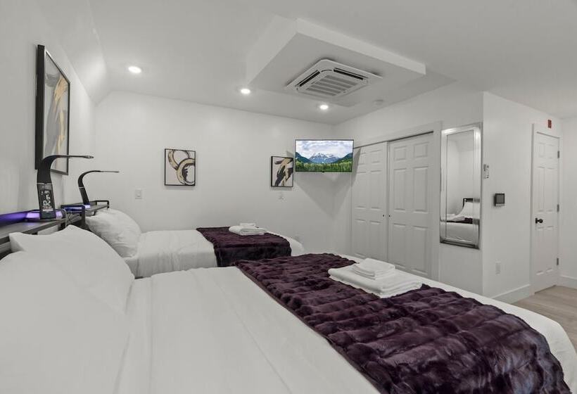 Отель New Season Royals, Airport West