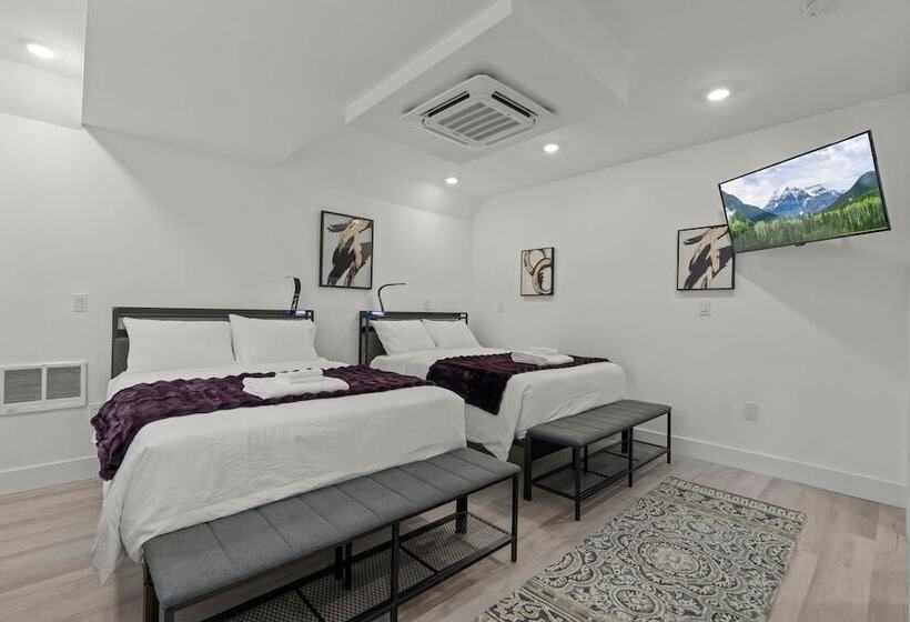 Отель New Season Royals, Airport West