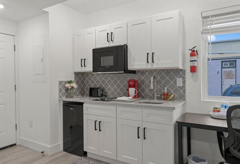 Отель New Season Royals, Airport West