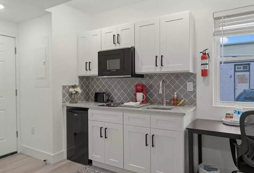 Hotelli New Season Royals, Airport West