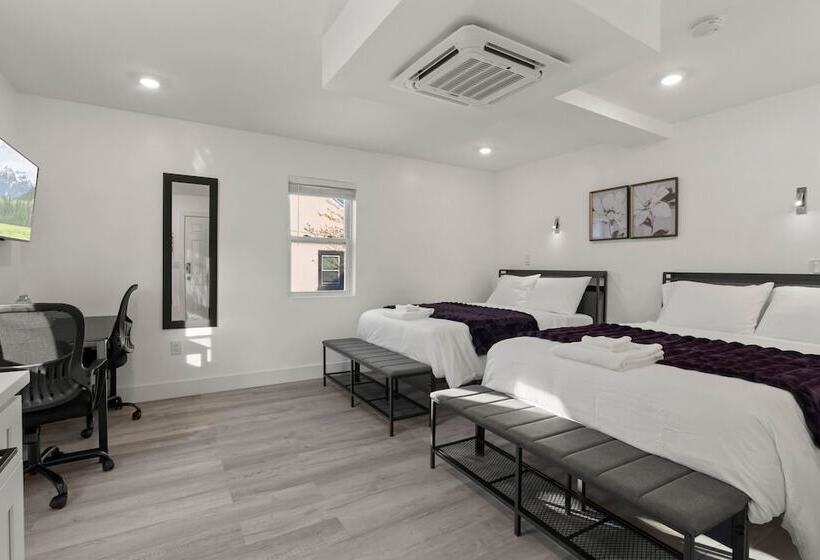 Отель New Season Royals, Airport West