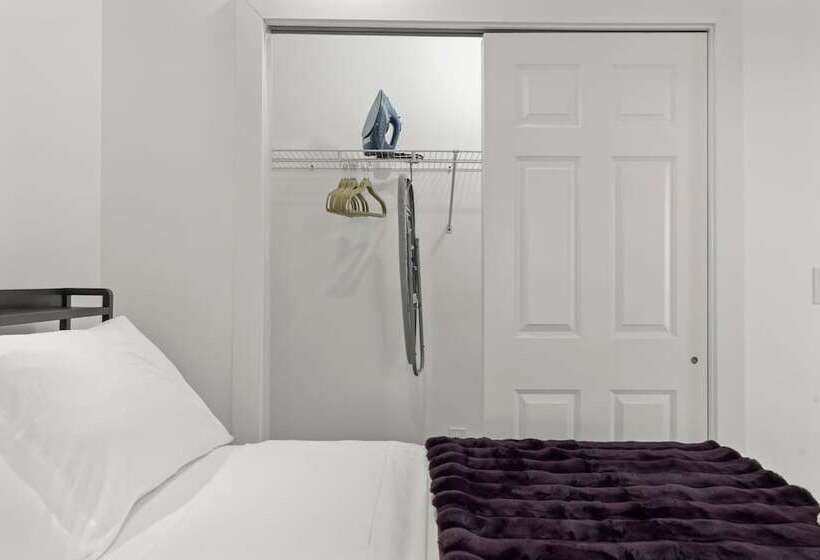 Отель New Season Royals, Airport West