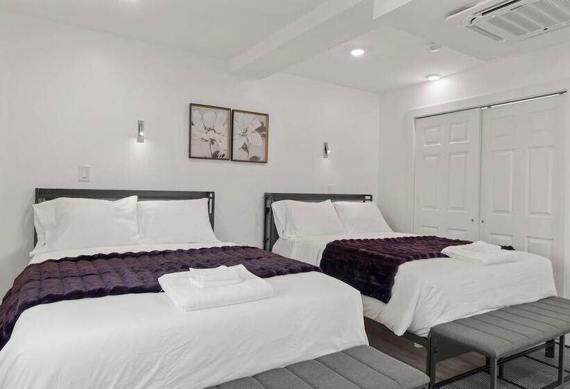 Отель New Season Royals, Airport West