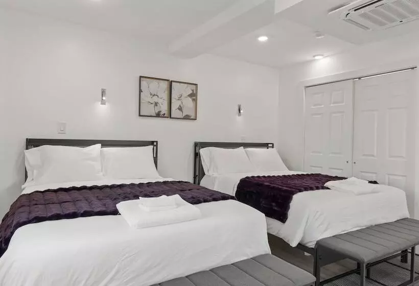 Hotelli New Season Royals, Airport West