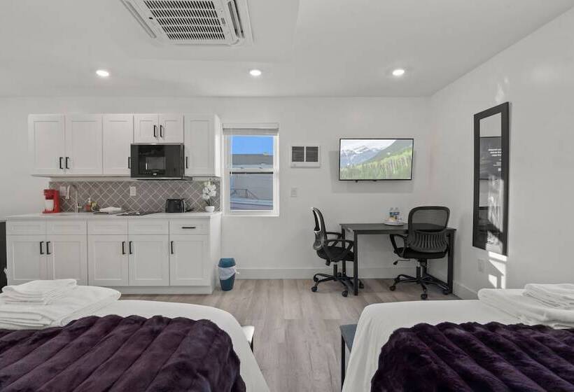 Отель New Season Royals, Airport West