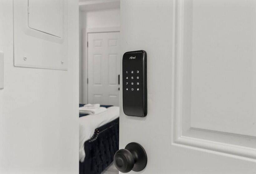 Отель New Season Royals, Airport West