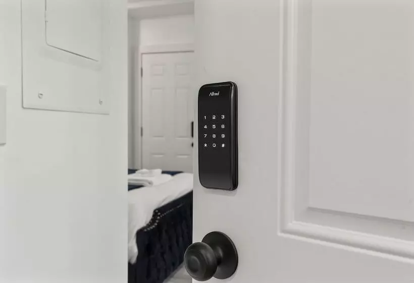 Hotelli New Season Royals, Airport West